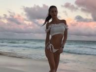 Silvia Caruso z gracją porusza się w bikini na plaży
